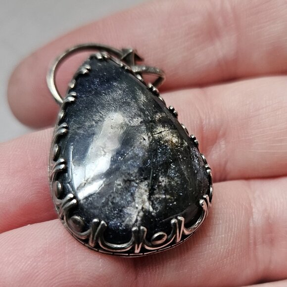 Flashy Iolite Pendant - Picture 1 of 4